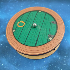 Estuche de madera para dados “Puerta circular”.